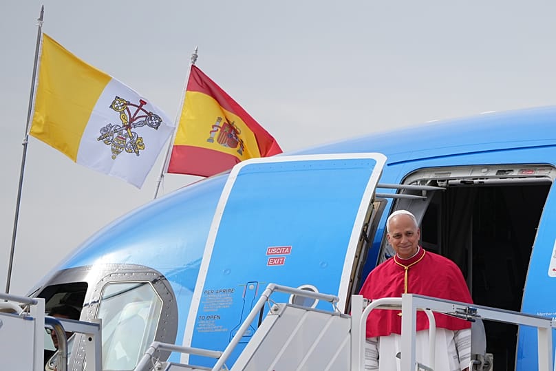 El papa sale del avión, ya en Madrid, que partió desde Italia, 6 de junio de 2026