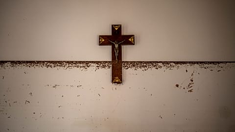 Krzyż oznacza wysokość wody na obszarze dotkniętym powodzią w Paiporta w Walencji, 5 listopada 2024 r.