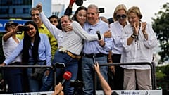 María Corina Machado abraza a Edmundo González durante una manifestación en contra del fraude electoral