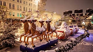 Hóval borított karácsonyi vásári dekoráció Lengyelországban