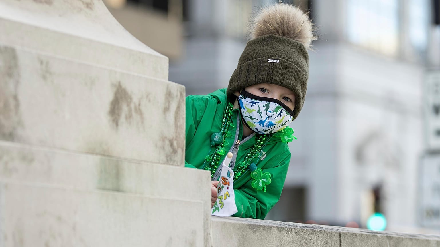Un bimbo guarda il Chicago River tinto di verde per i festeggiamenti di San Patrizio nel marzo 2021