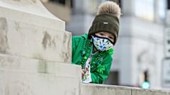 Un bimbo guarda il Chicago River tinto di verde per i festeggiamenti di San Patrizio nel marzo 2021