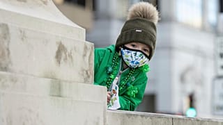 Un bimbo guarda il Chicago River tinto di verde per i festeggiamenti di San Patrizio nel marzo 2021