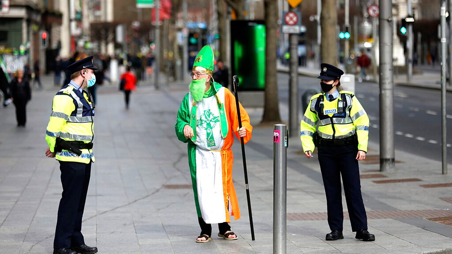 Un hombre disfrazado de San Patricio habla con la policía 