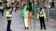 Un hombre disfrazado de San Patricio habla con la policía 