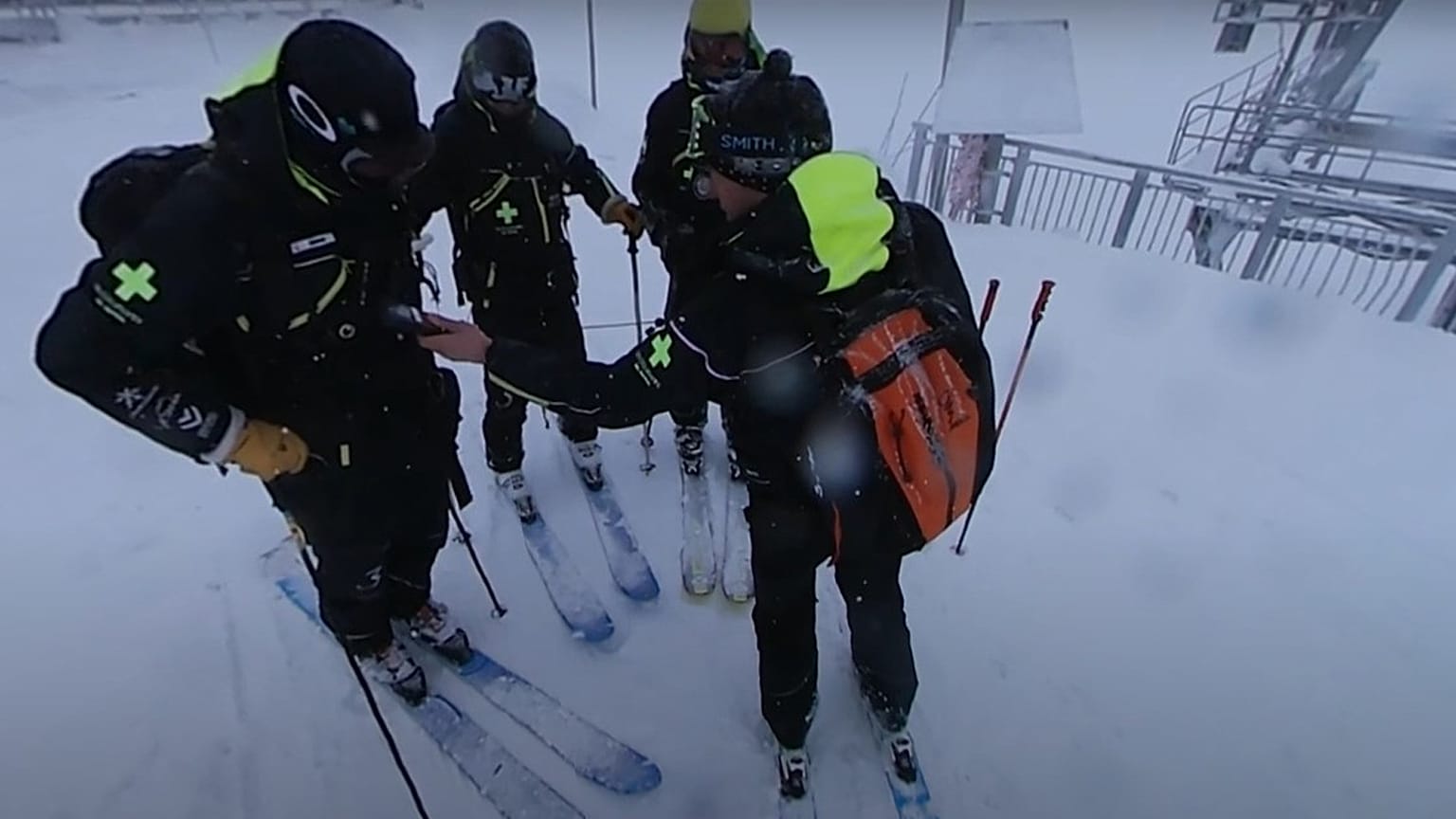 Les pisteurs de Courchevel testant leur DVA (Détecteur de Victimes d'Avalanche)