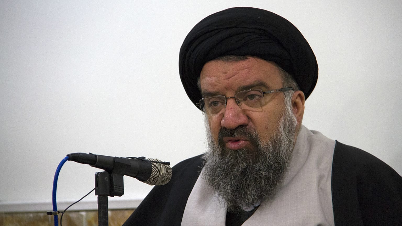 احمد خاتمی: شادی با عبور از خطوط قرمز خدا، شادی کاخ سفیدی است