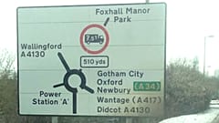 Erfundene Orte tauchen auf Straßenschildern in Oxfordshire auf