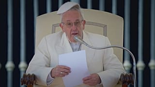 Una ventata di primavera fa volar via la papalina di Francesco