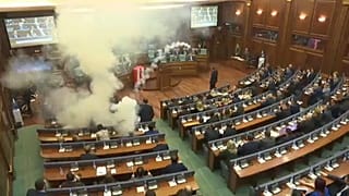 Ismét könnygázt dobtak a koszovói parlamentbe