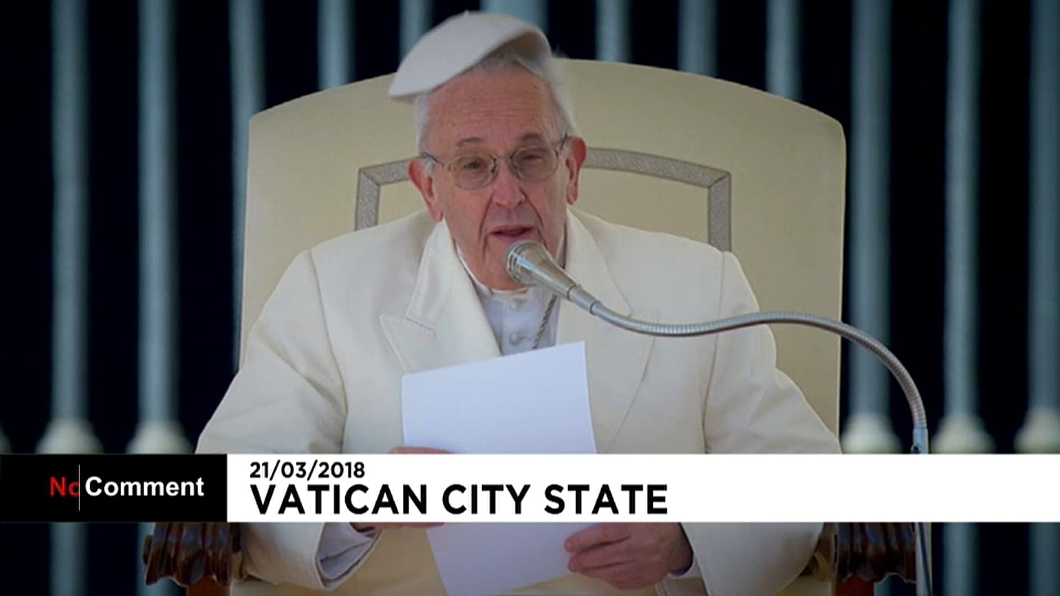 Le pape souhaite un "bon printemps" aux fidèles, sa calotte s'envole avec le vent !