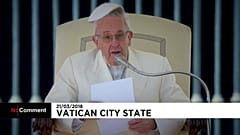 Le pape souhaite un "bon printemps" aux fidèles, sa calotte s'envole avec le vent !