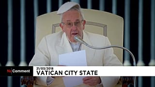 Le pape souhaite un "bon printemps" aux fidèles, sa calotte s'envole avec le vent !