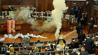 Kosovo: Opposition sprüht Tränengas im Parlament