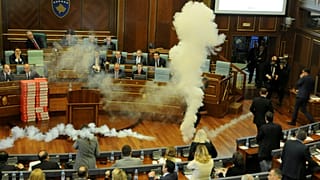 کوزوو؛ پرتاب گاز اشک‌آور توسط نمایندگان در پارلمان
