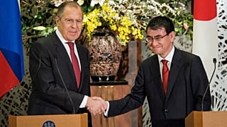 Serguéi Lavrov y Taro Kono