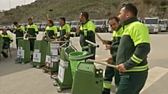 La band di spazzini che suona con scope e cassonetti