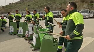 La band di spazzini che suona con scope e cassonetti