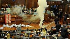 Des gaz lacrymogènes au parlement kosovar