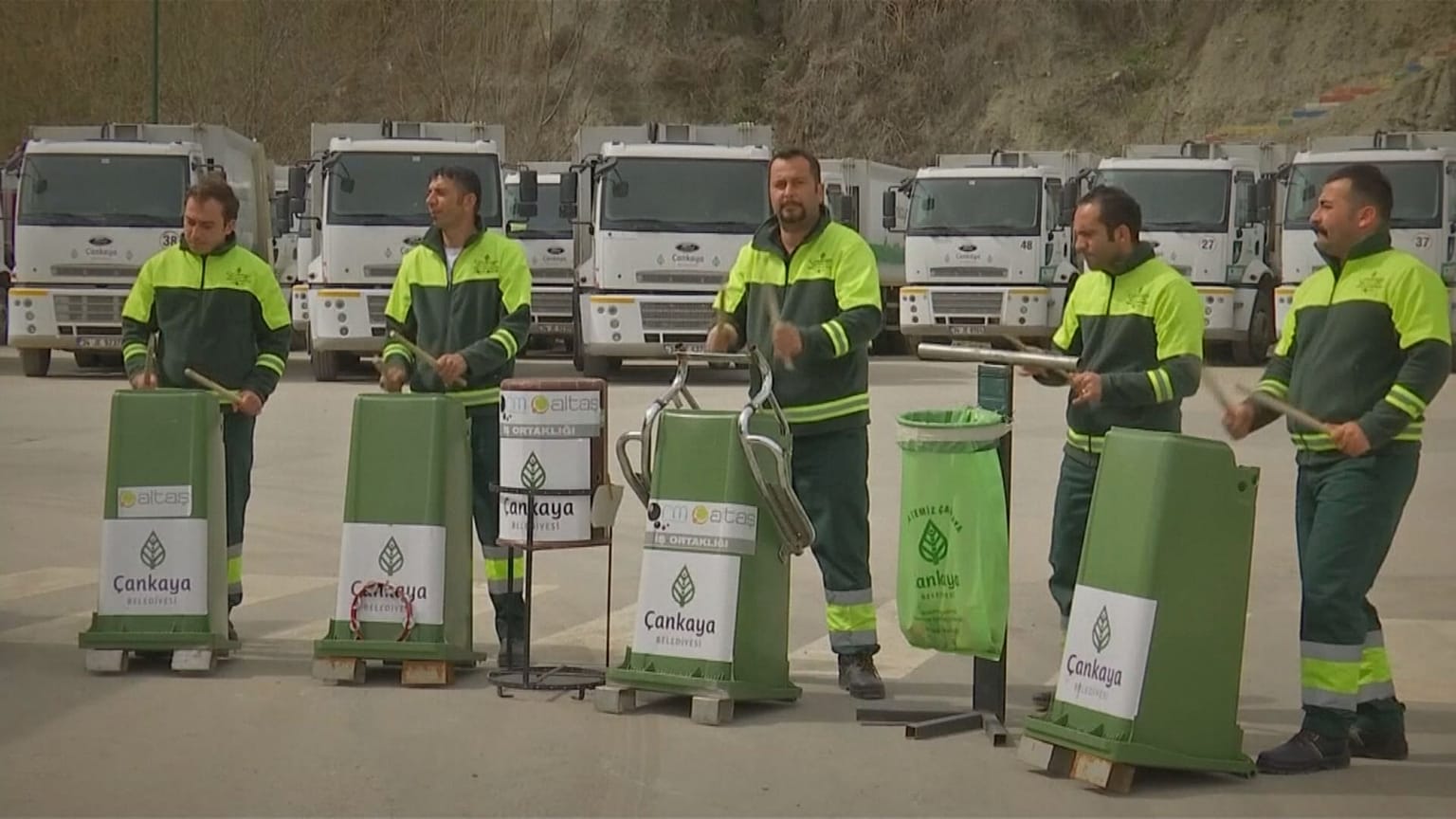 Turkey's garbage men make music from trash