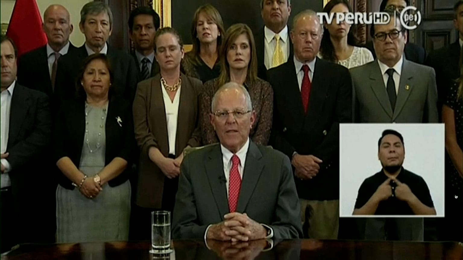 Pedro Pablo Kuczynski arroja la toalla y presenta su dimisión