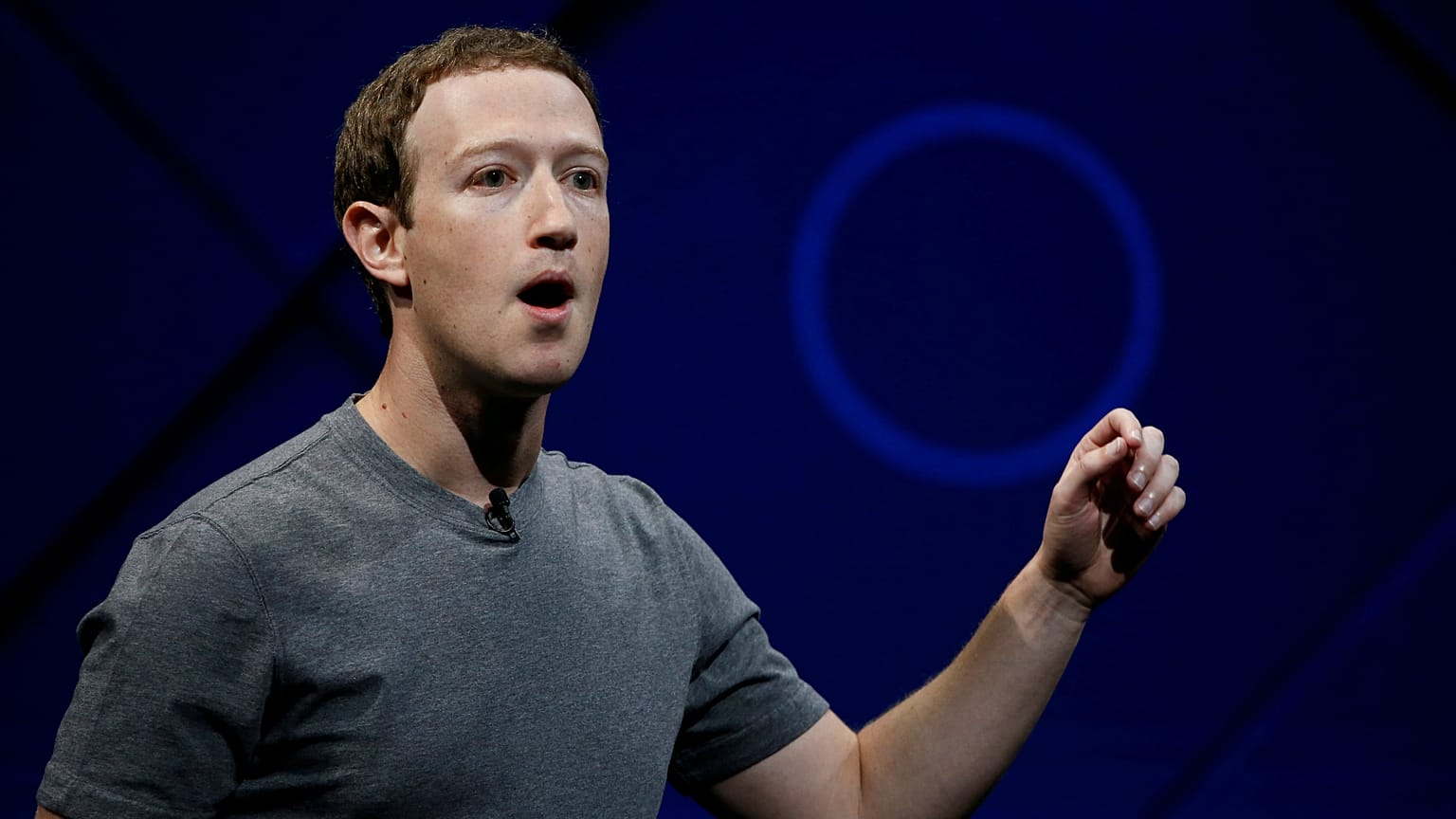 Facebook'un kurucusu Mark Zuckerberg hatasını kabul etti