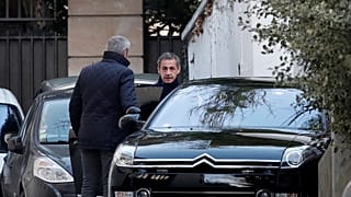 Ελεύθερος αλλά υπό διερεύνηση για τρεις κατηγορίες ο Νικολά Σαρκοζί