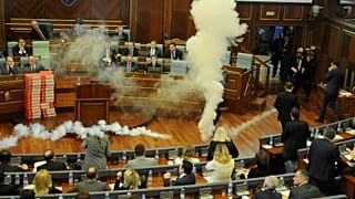 Kόσοβο: Δακρυγόνα και συλλήψεις μέσα στη βουλή
