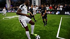 Usain Bolt vuole darsi al calcio (e per ora riesce a farlo bene)