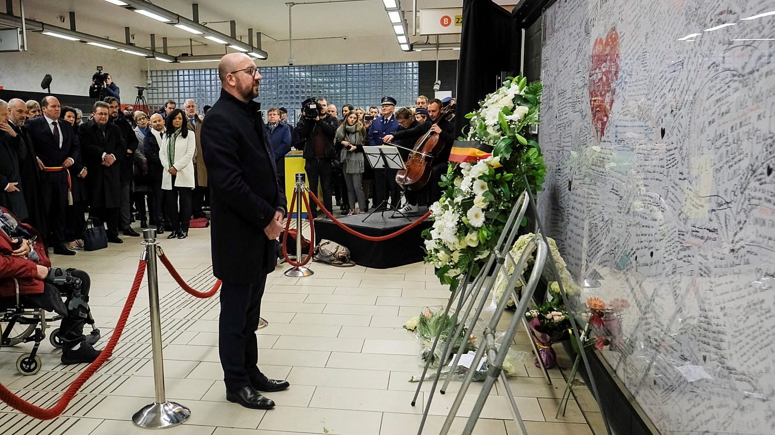 El primer ministro belga durante la ceremonia en el metro de Bruselas