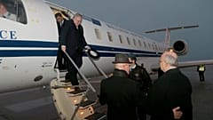 ΠΓΔΜ: Ιστορική προσγείωση Νίκου Κοτζιά στο αεροδρόμιο των Σκοπίων