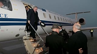 ΠΓΔΜ: Ιστορική προσγείωση Νίκου Κοτζιά στο αεροδρόμιο των Σκοπίων