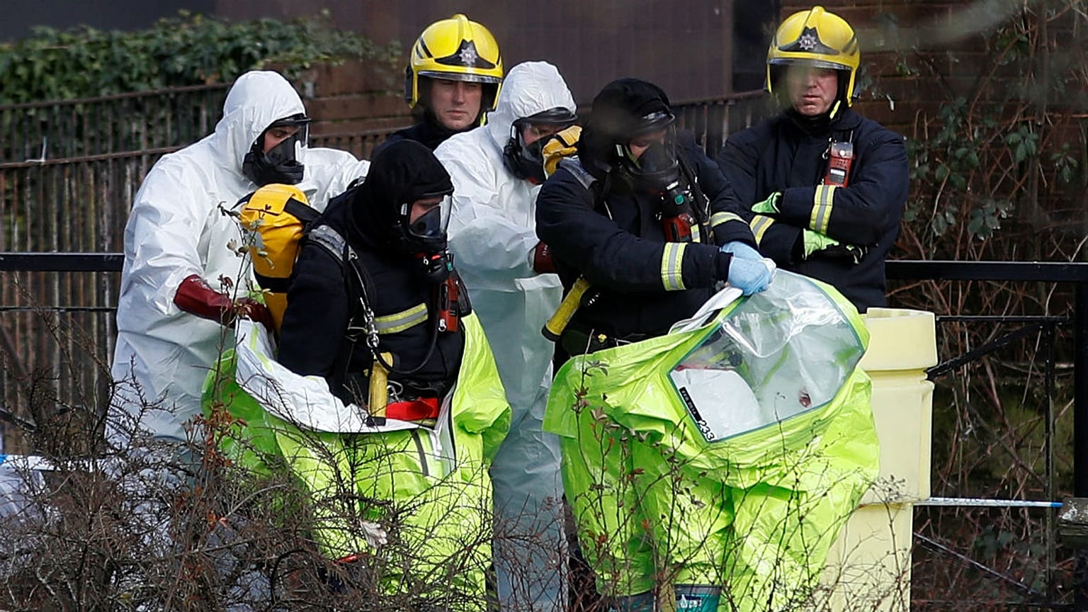 پلیس بریتانیا در حال کشف و بررسی جسد جاسوس روس و دخترش