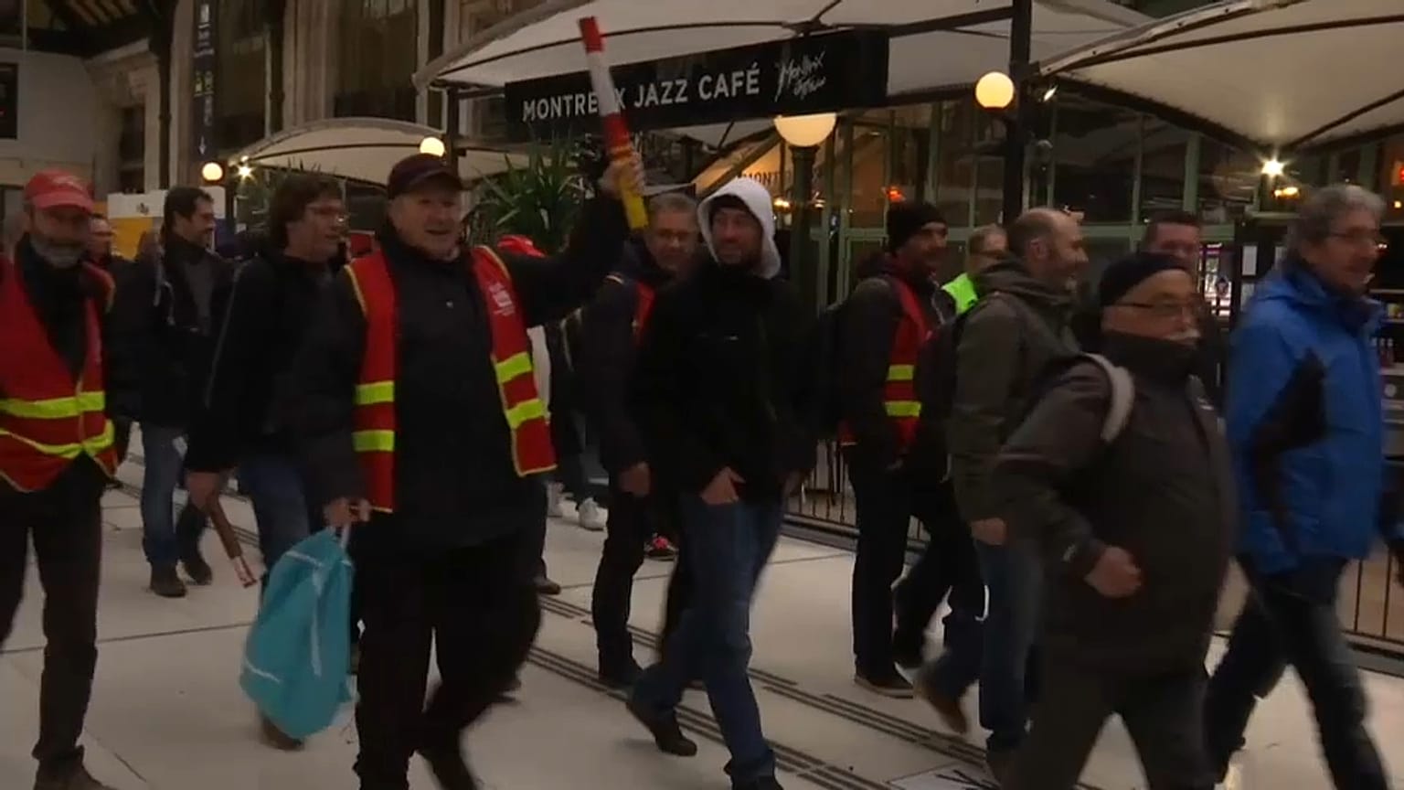 Funcionarios y ferroviarios contra las políticas liberales de Macron