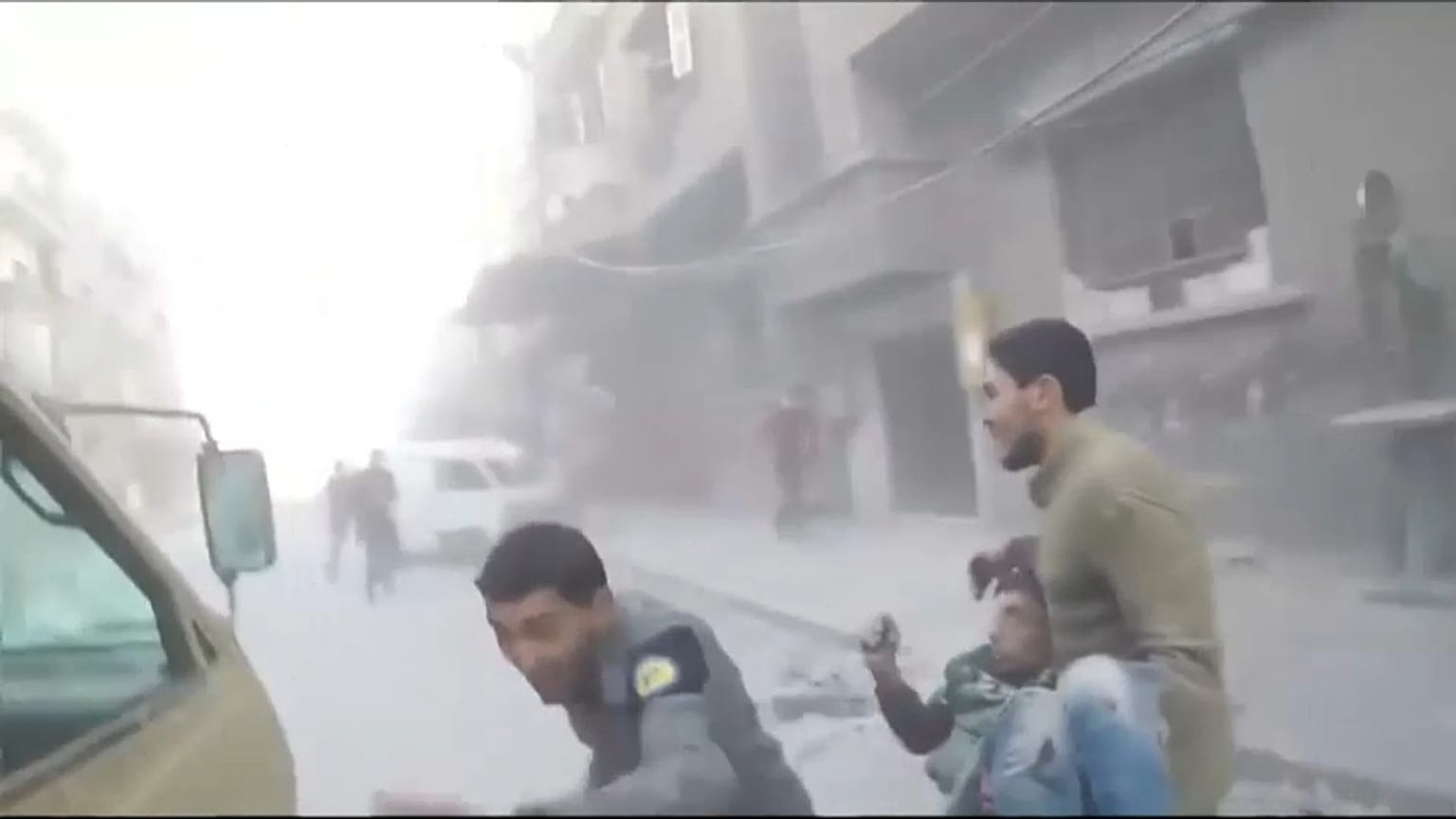 الخوذ البيضاء يساعدون جريحاً في دوما بالغوطة الشرقية