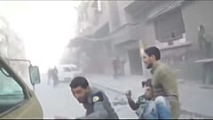 الخوذ البيضاء يساعدون جريحاً في دوما بالغوطة الشرقية