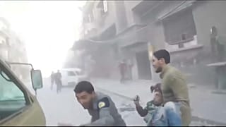 الخوذ البيضاء يساعدون جريحاً في دوما بالغوطة الشرقية