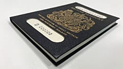 Vihar a kék brit útlevél körül
