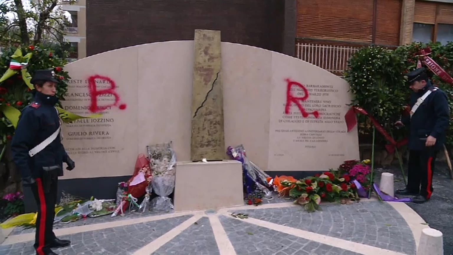 Scritta "BR" sul monumento di via Fani 