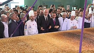 В Турции испекли гигантскую пахлаву