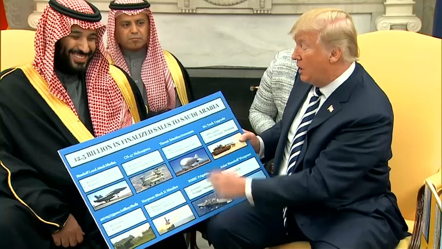 الرئيس الاميركي دونالد ترامب يعرض الاسلحة على ولي العهد محمد بن سلمان