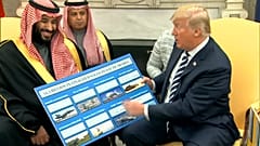 الرئيس الاميركي دونالد ترامب يعرض الاسلحة على ولي العهد محمد بن سلمان
