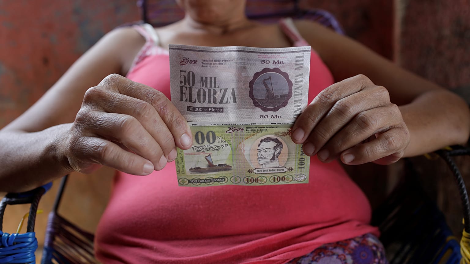 Una mujer muestra billetes de Elorza en su casa, Venezuela, el 19 de marzo 