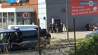 Sud della Francia: spari contro 4 poliziotti e ostaggi in un supermercato, tre vittime 