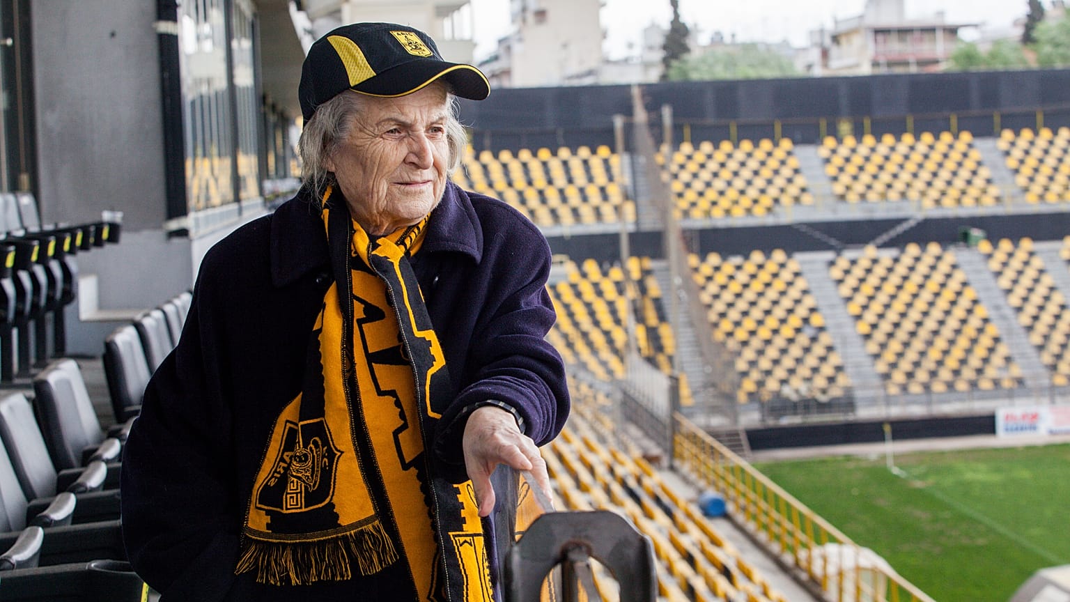 Conoce a la hincha griega de 82 años que anima al Aris Salónica desde 1954