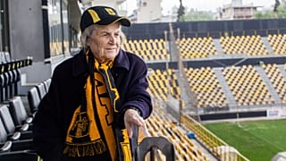 Conoce a la hincha griega de 82 años que anima al Aris Salónica desde 1954