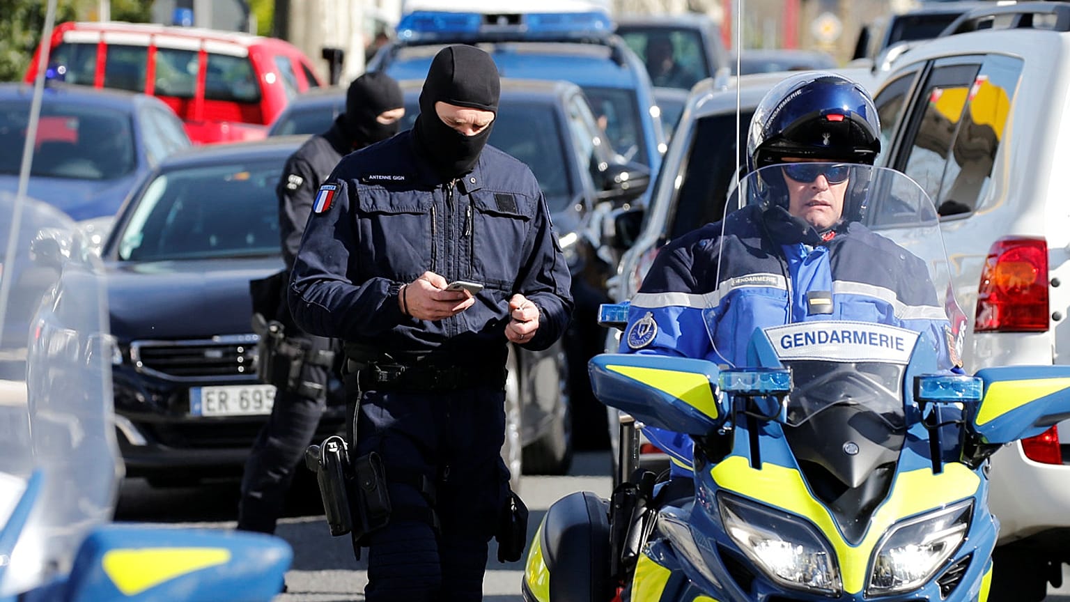 Gendarmi sulla scena della presa d'ostaggi di venerdì a Trèbes