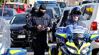 Gendarmi sulla scena della presa d'ostaggi di venerdì a Trèbes