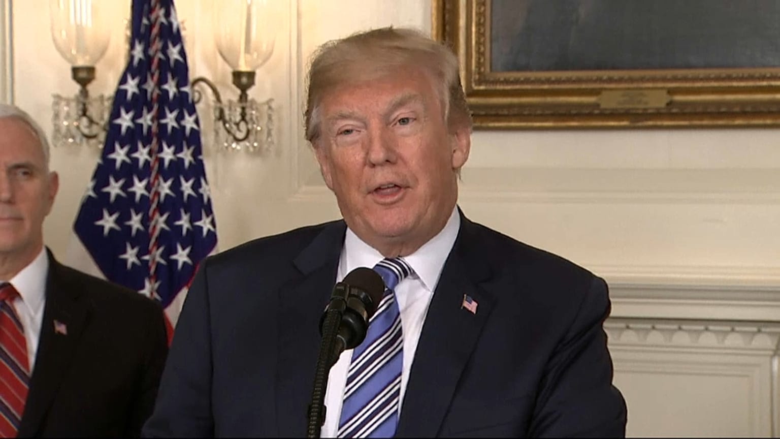 Трамп нехотя избежал "шатдауна"