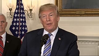 Трамп нехотя избежал "шатдауна"